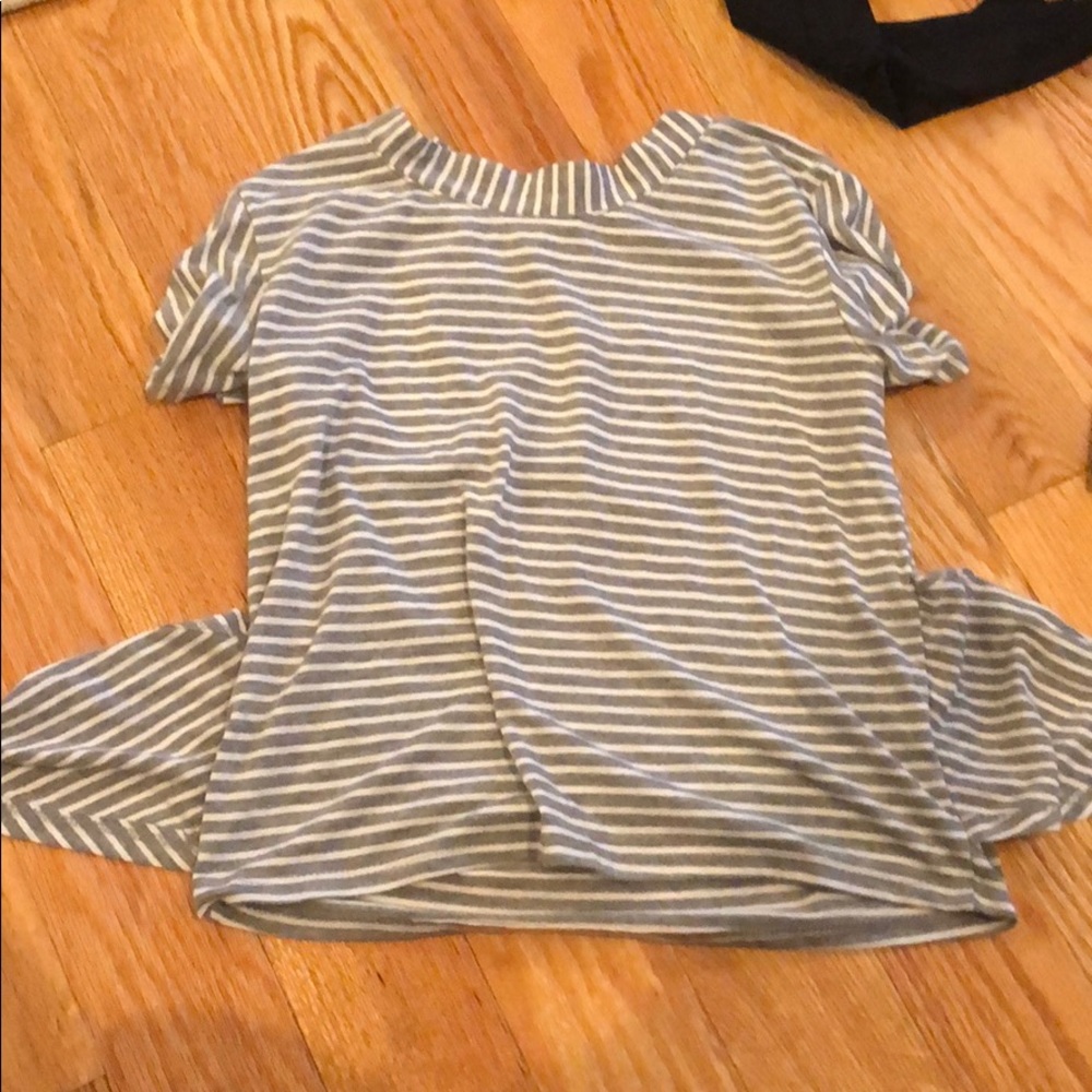 grey and white stripped t shirt